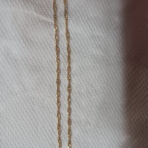 14k Gold Twisted Sinfapore Chain.